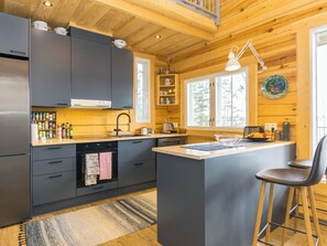 Kühlschrank, Mikrowelle, Geschirrspüler, Kochgeschirr/Geschirr/Besteck