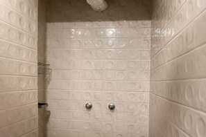 Haartrockner, Handtücher, Seife, Toilettenpapier