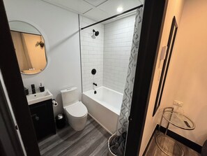 Secador de pelo, toallas, jabón, papel higiénico