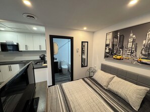 Tabla de planchar con plancha, wifi y ropa de cama 