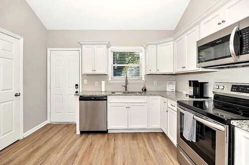 Teal Away · Modern 2BR/2BA Home · Backyard & Patio · Fast Fiber WiFi