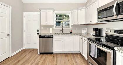 Teal Away · Modern 2BR/2BA Home · Backyard & Patio · Fast Fiber WiFi