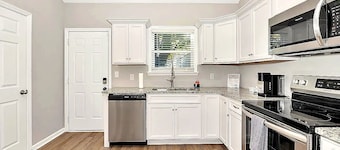 Bright 2BR/2BA Home. Backyard, Patio, 500 Mbps. Near VBC, Arsenal & Space Center