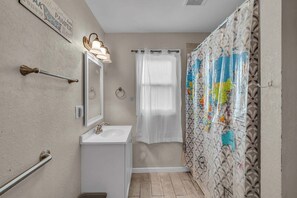 Douche, bidet, serviettes fournies, papier toilette