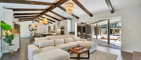 Villa Royal, 4 habitaciones, alberca privada | Área de sala de estar