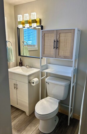 Een douche, een haardroger, handdoeken, zeep