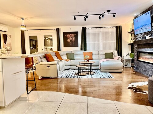 High-end haven where Serenity meets Style and Fun| 5mins to airport| 5 car slots