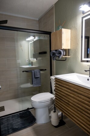 Shower, towels - Walk to beach, dining, pool, and all home comforts (St. Augustine)