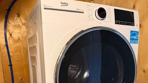 Una lavadora blanca Beko con pantalla digital, etiqueta ENERGY STAR y panel de control.