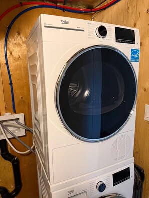 Un lave-linge Beko blanc doté d’un écran numérique, d’un label ENERGY STAR et d’un panneau de commande.