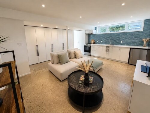 Spacious Designer Suite + NEW kitchen on LRT route
