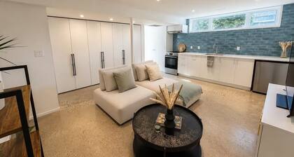 Spacious Designer Suite + NEW kitchen on LRT route