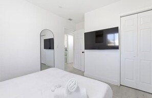4 quartos, ferros/tábuas de passar roupa, berço de viagem