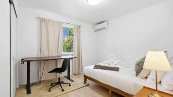 Desk, iron/ironing board, WiFi, bed sheets