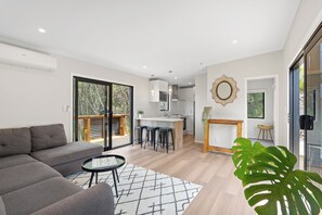 Smart TV, books - Luxury Secluded Bush Retreat with Outdoor Bath & Trails (Helensville)