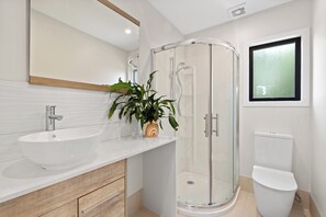 Bruser, miljøvenlige toiletartikler, hårtørrer, håndklæder