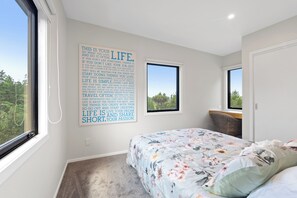 2 bedrooms, iron/ironing board, WiFi, bed sheets - Private escape with outdoor bath & forest walks. 45mins frm Auckland CBD (Helensville)