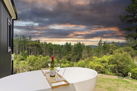 Property grounds. Luxury Bush Retreat with Outdoor Bath, Birds, Trails & Wine Country | Waimauku.
