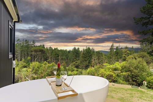Luxury Bush Retreat with Outdoor Bath, Birds, Trails & Wine Country | Waimauku.