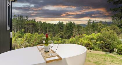 Luxury Bush Retreat with Outdoor Bath, Birds, Trails & Wine Country | Waimauku.