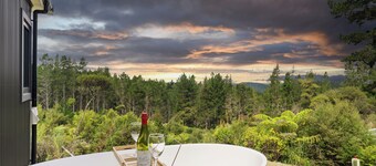 Luxury Bush Retreat with Outdoor Bath, Birds, Trails & Wine Country | Waimauku.