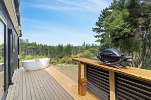 Terrace/patio - Luxury Bush Retreat with Outdoor Bath, Birds, Trails & Wine Country  | Waimauku. (Helensville)