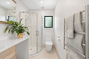 Shower, hair dryer, towels, soap - Private escape with outdoor bath & forest walks. 45mins frm Auckland CBD (Helensville)