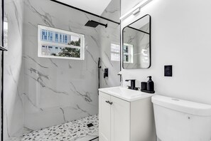 Regadera, toallas, jabón, papel de baño 