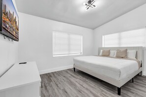 Tabla de planchar con plancha, wifi y ropa de cama 
