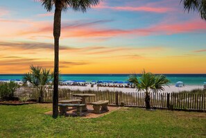 Chaises longues, serviettes de plage