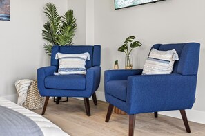 Smart-TV, Kamin, Videospiele, Bücher