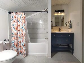 Bathroom - Falcon Retreats-Unplug Unwind Reconnect – Kestrel (Sharbot Lake)