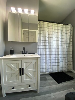 Hair dryer, towels, soap, toilet paper - Modern oasis close to downtown & centrally located (Toledo)