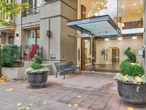 Exterior detail - DOWNTOWN VANCOUVER- 5 MINS WALK TO CRUISE TERMINAL AND  FIFA WORLD CUP---------- (Vancouver)