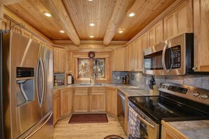 Private kitchen - Hidden Hollow Log Cabin in the Pines (Flagstaff)