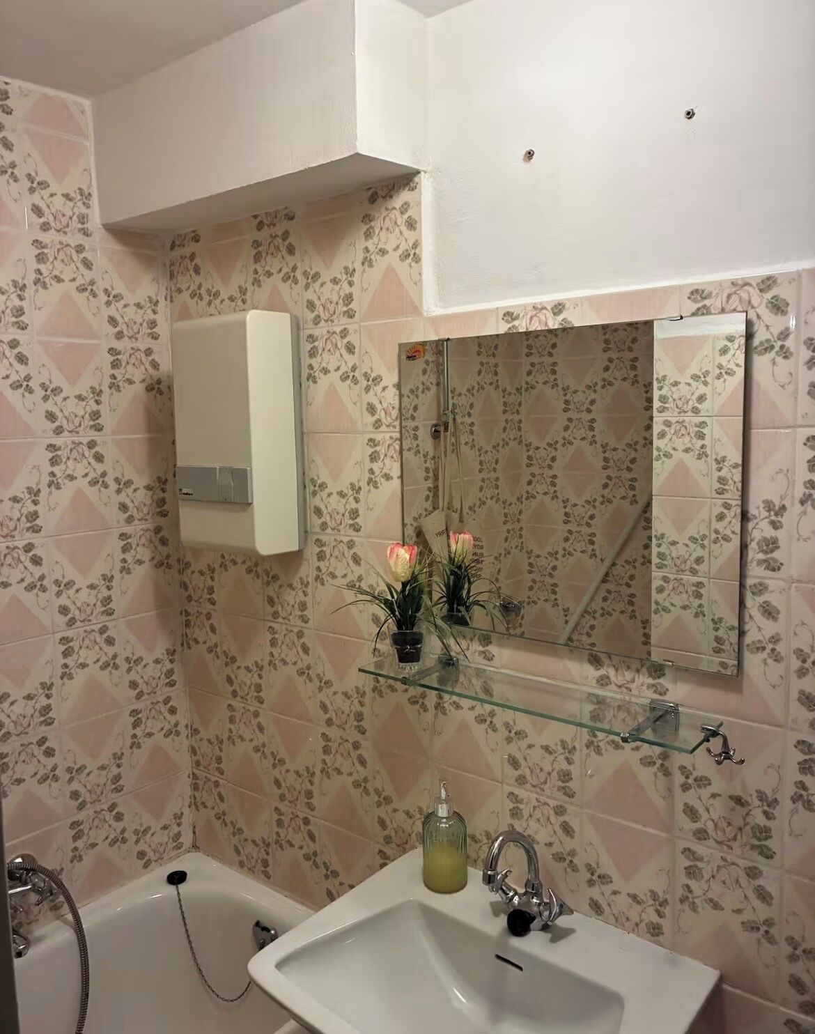 Sèche-cheveux, serviettes fournies, savon, papier toilette