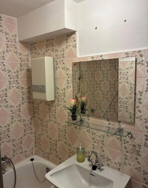 Sèche-cheveux, serviettes fournies, savon, papier toilette