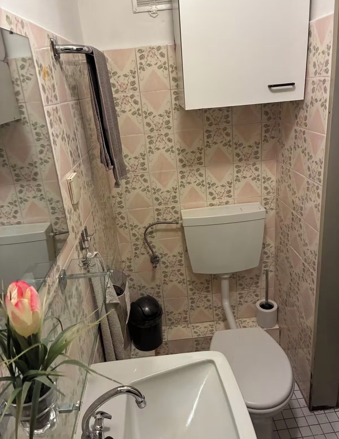 Sèche-cheveux, serviettes fournies, savon, papier toilette