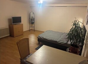 Strykjärn/strykbräda, wi-fi och sängkläder