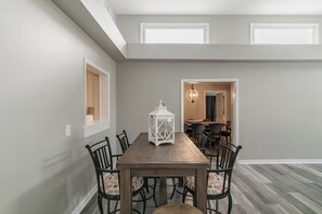 Dining - Central Melb Accessible 5bd/3ba Pool-Sleeps 14! (Melbourne)