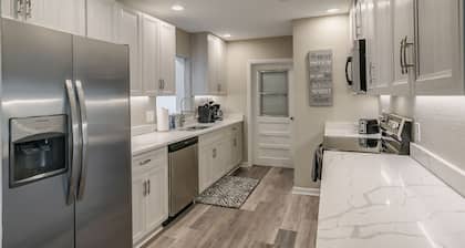 Central Melb Accessible 5bd/3ba Pool-Sleeps 14!