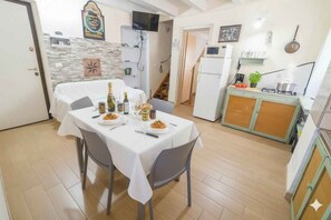 Dining - Holiday apartment with air conditioning and roof terrace with sea view (Imperia)