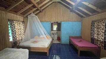 Traditionele bungalow, uitzicht op strand