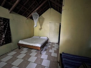 Traditionell bungalow - utsikt mot stranden