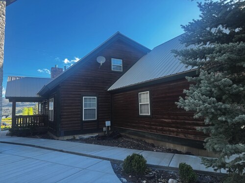 Cozy Updated Cabin in Eden + Hot Tub!
