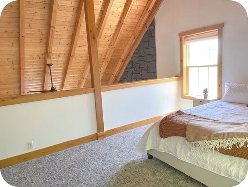 Cozy Updated Cabin in Eden + Hot Tub!