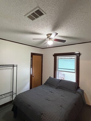 Room - Kadia’s Place The One Near Ellis and Downtown (Cedar Rapids)