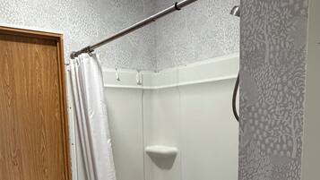 Secador de pelo, toallas, jabón, papel higiénico