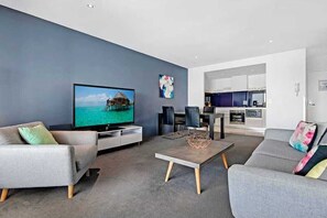 TV - Lvl 33 Ocean View Apartment | Pool | Gym | Beach | Parking (Surfers Paradise)