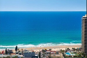 Beach - Lvl 33 Ocean View Apartment | Pool | Gym | Beach | Parking (Surfers Paradise)